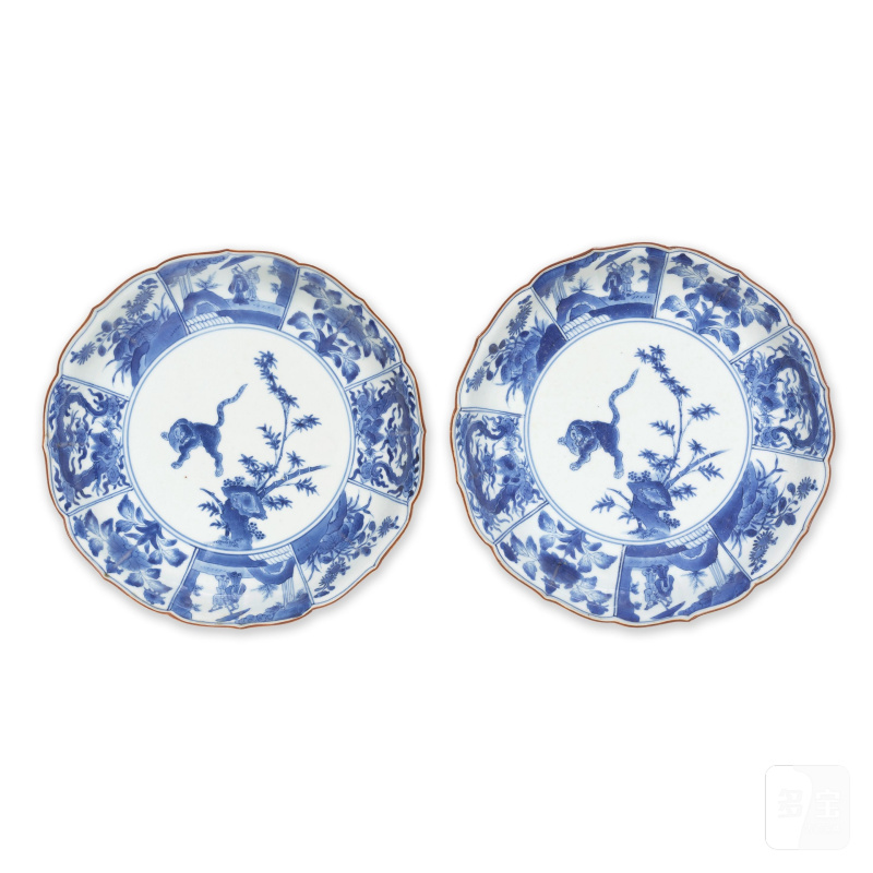 江戶時代 十八世紀晚期 青花有田燒柿右衛門虎紋盤一對 | A PAIR OF ARITA BLUE AND WHITE KAKIEMON STYLE 'TIGER' DISHES